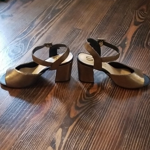 Modcloth Gold Heels - Picture 6 of 10